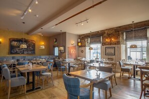 Aperto a colazione, pranzo e cena, cucina europea moderna 