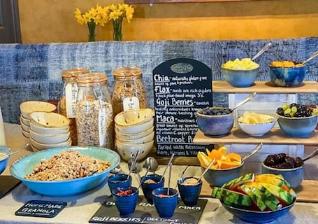 Daily cooked-to-order breakfast (GBP 12.00 per person)