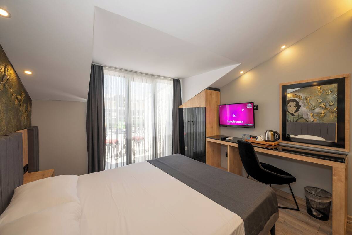 Deluxe Double Room with Balcony | Egyptian cotton sheets, premium bedding, down comforters, pillowtop beds