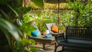 Outdoor pool, pool umbrellas, sun loungers - Residence 101 (Siem Reap)