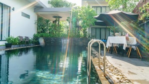 Outdoor pool, pool umbrellas, sun loungers - Residence 101 (Siem Reap)