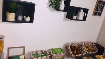 Desayuno buffet (EUR 8.0 por persona)