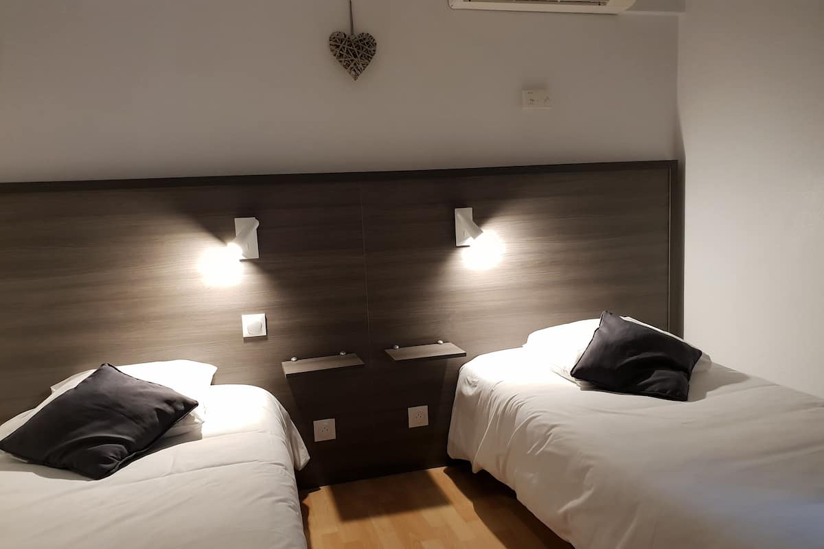 Chambre avec lits jumeaux | Bureau, chambres insonorisées, lits bébé (gratuits), Wi-Fi gratuit