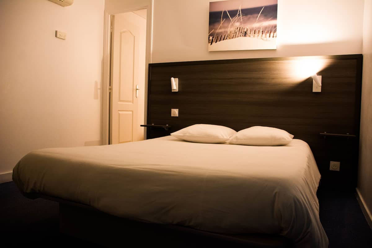 Chambre Familiale | Bureau, chambres insonorisées, lits bébé (gratuits), Wi-Fi gratuit
