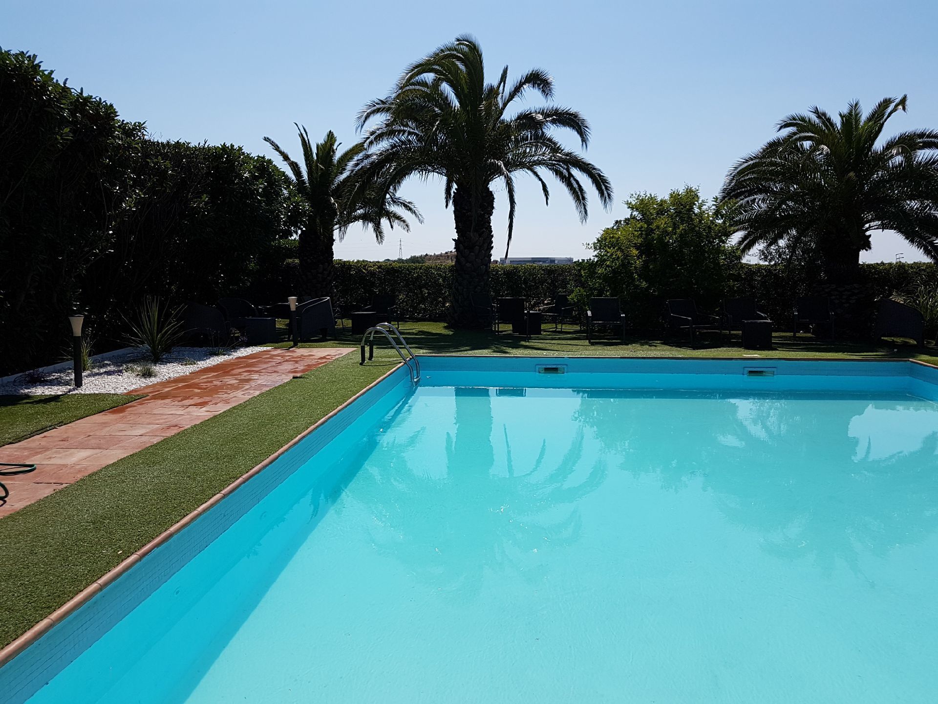 حمّام سباحة خارجي، مقاعد للتشمس