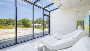 Couples treatment rooms, steam room, body treatments, aromatherapy