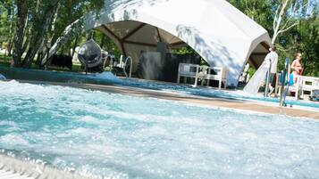 2 outdoor pools, sun loungers