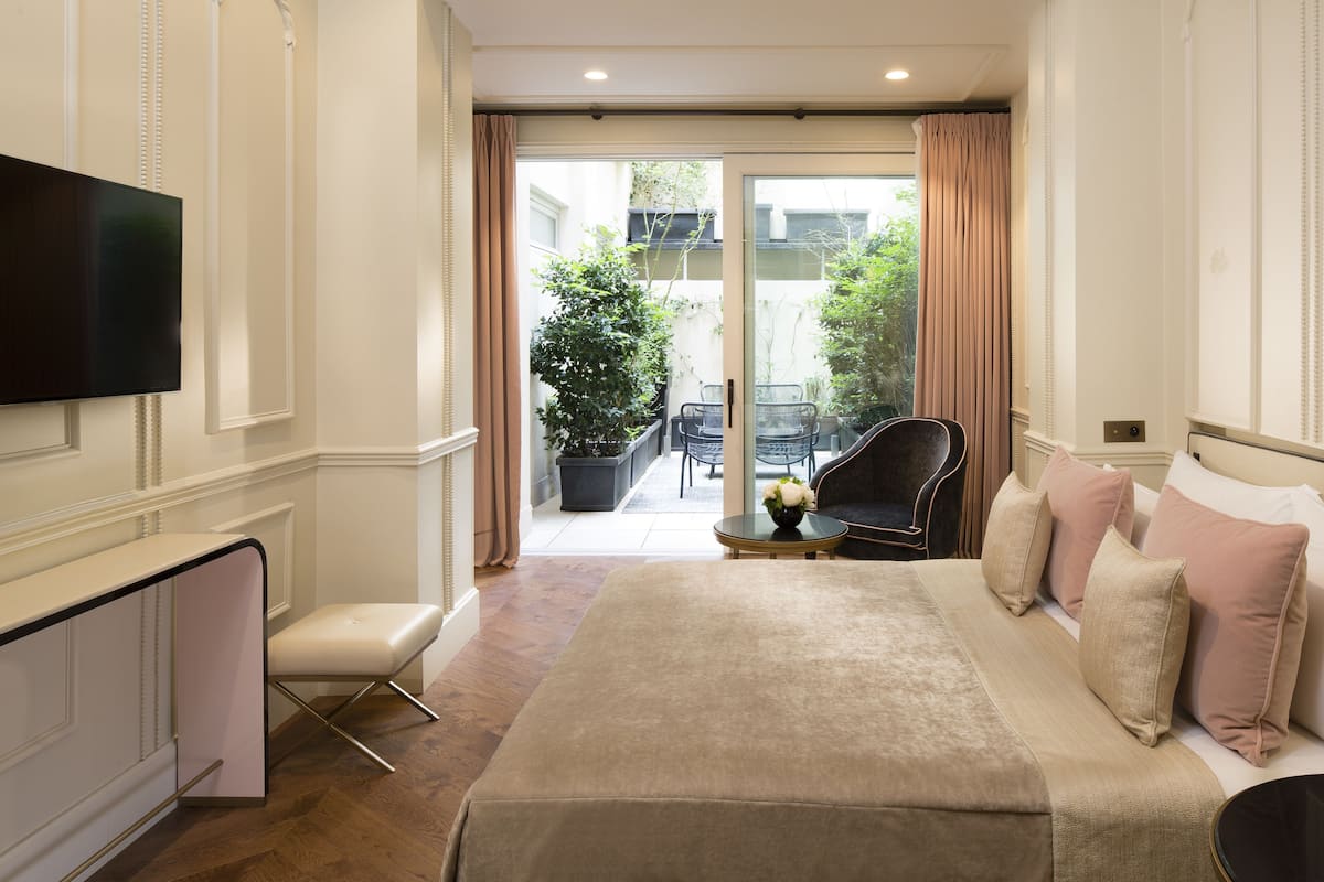 Ropa de cama de alta calidad, colchones con pillow-top y minibar 