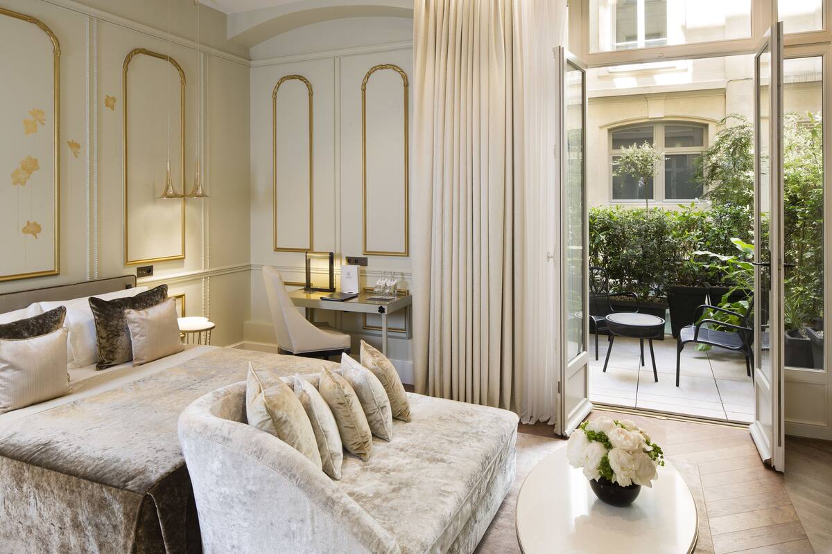 Ropa de cama de alta calidad, colchones con pillow-top y minibar 