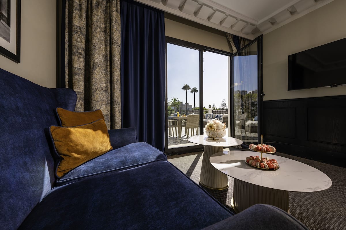 Hochwertige Bettwaren, Betten mit Memory-Foam-Matratzen, Minibar