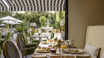 Desayuno buffet todos los días (con cargo)