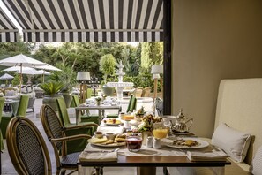 Tägliches Frühstücksbuffet gegen Gebühr