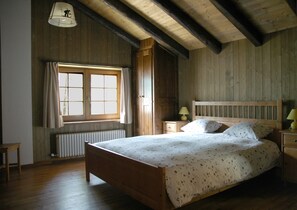 Chambre Double | Literie de qualité supérieure, lits bébé (gratuits), Wi-Fi gratuit