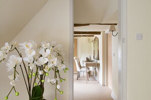 Sistema de insonorización, tabla de planchar con plancha y wifi gratis 