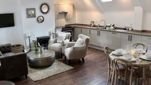 A modern loft apartment with a living room, dining area, and kitchen. - The Kings Head Bawburgh (Norwich)