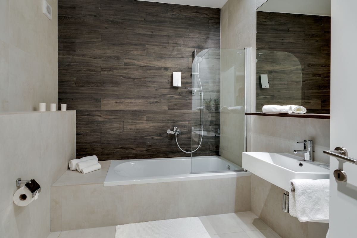 apartment, 2 bedrooms, terrace, sea view | bathroom | combined shower/bathtub, free toiletries, towels