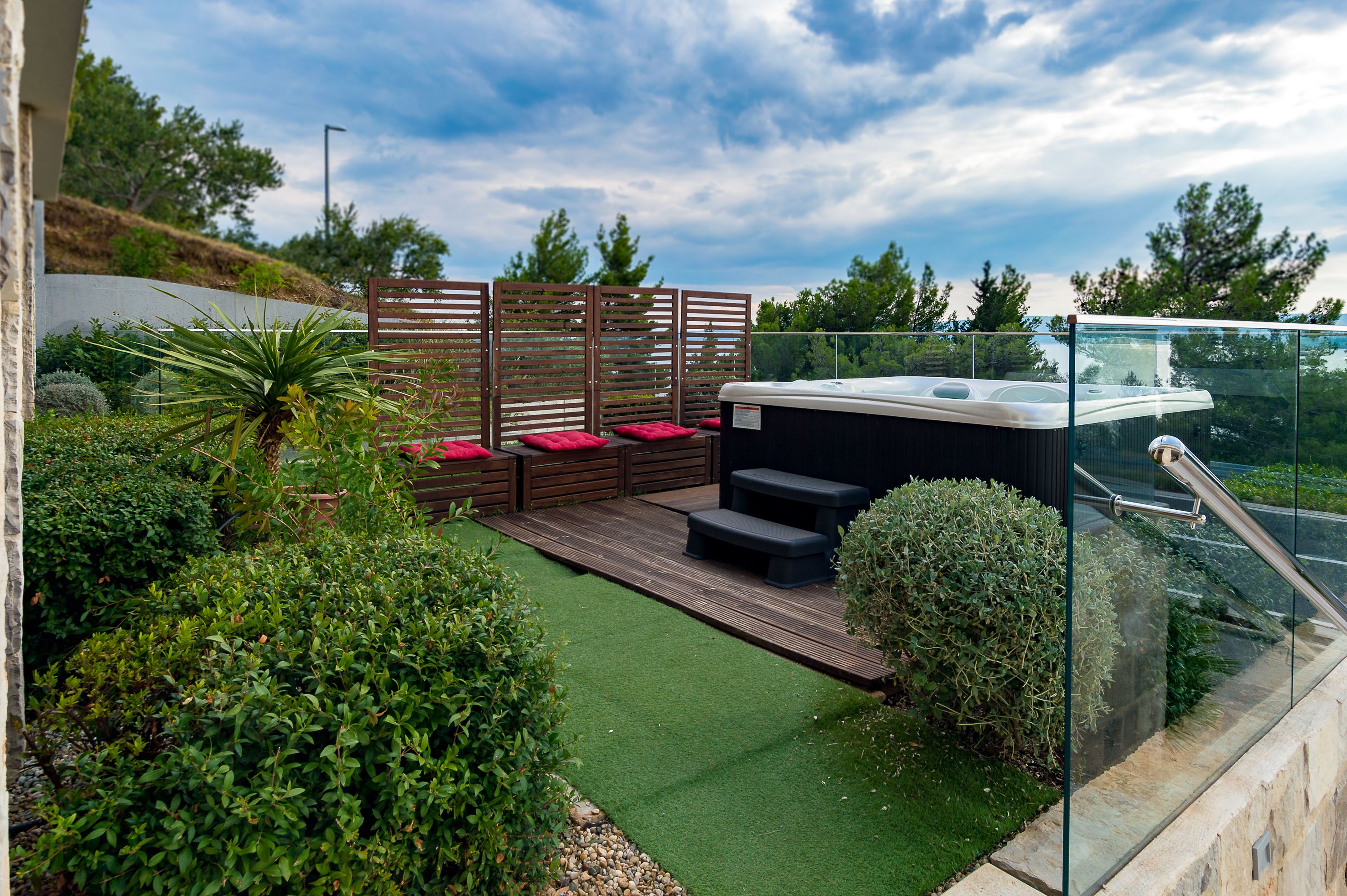 family apartment, balcony, sea view (8) | outdoor spa tub
