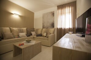 Suite – junior, 1 soverom, tekjøkken, 1. etasje | Oppholdsrom | TV