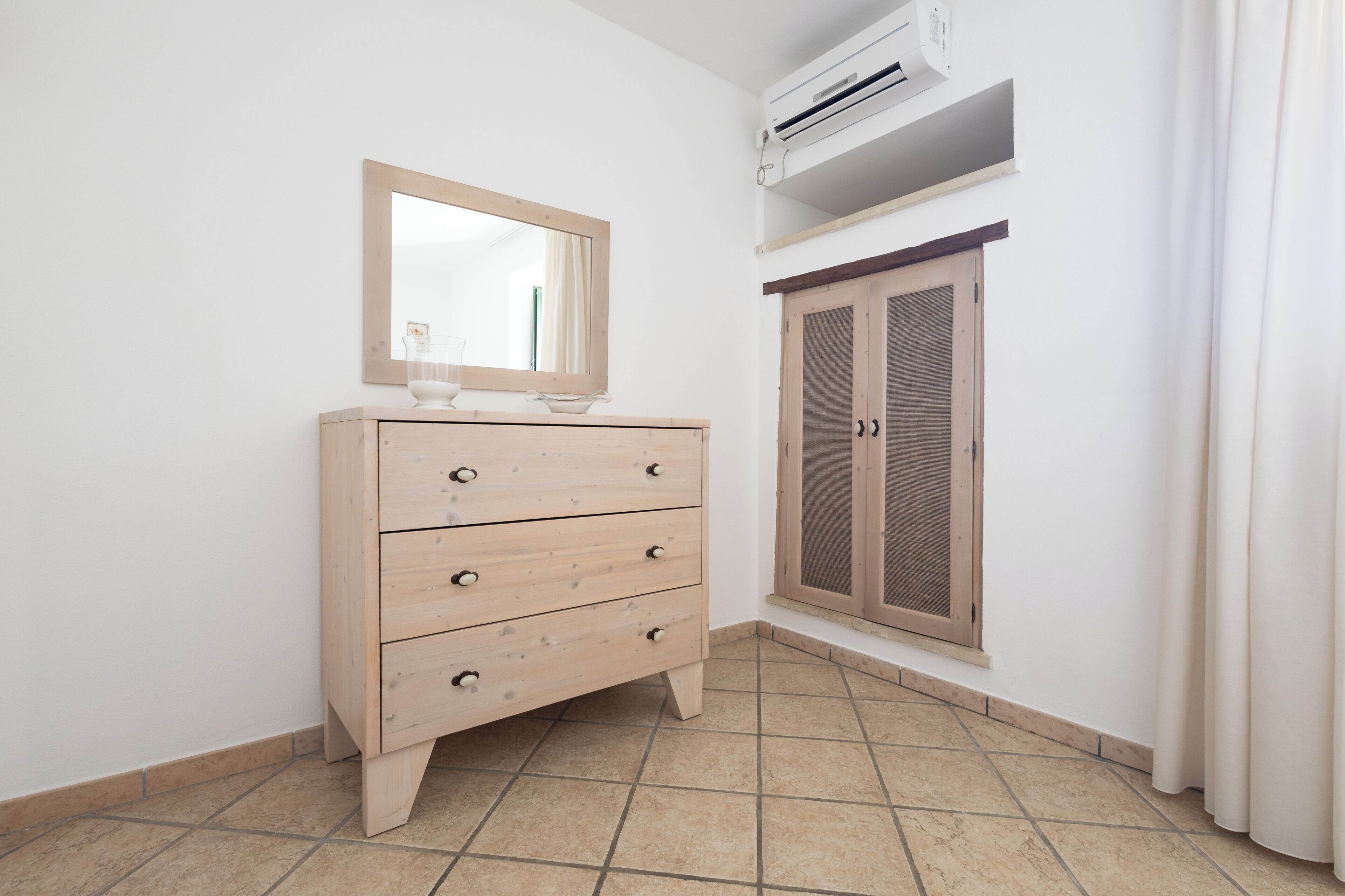 Chambre Deluxe, 1 très grand lit, vue jardin, côté cour intérieure