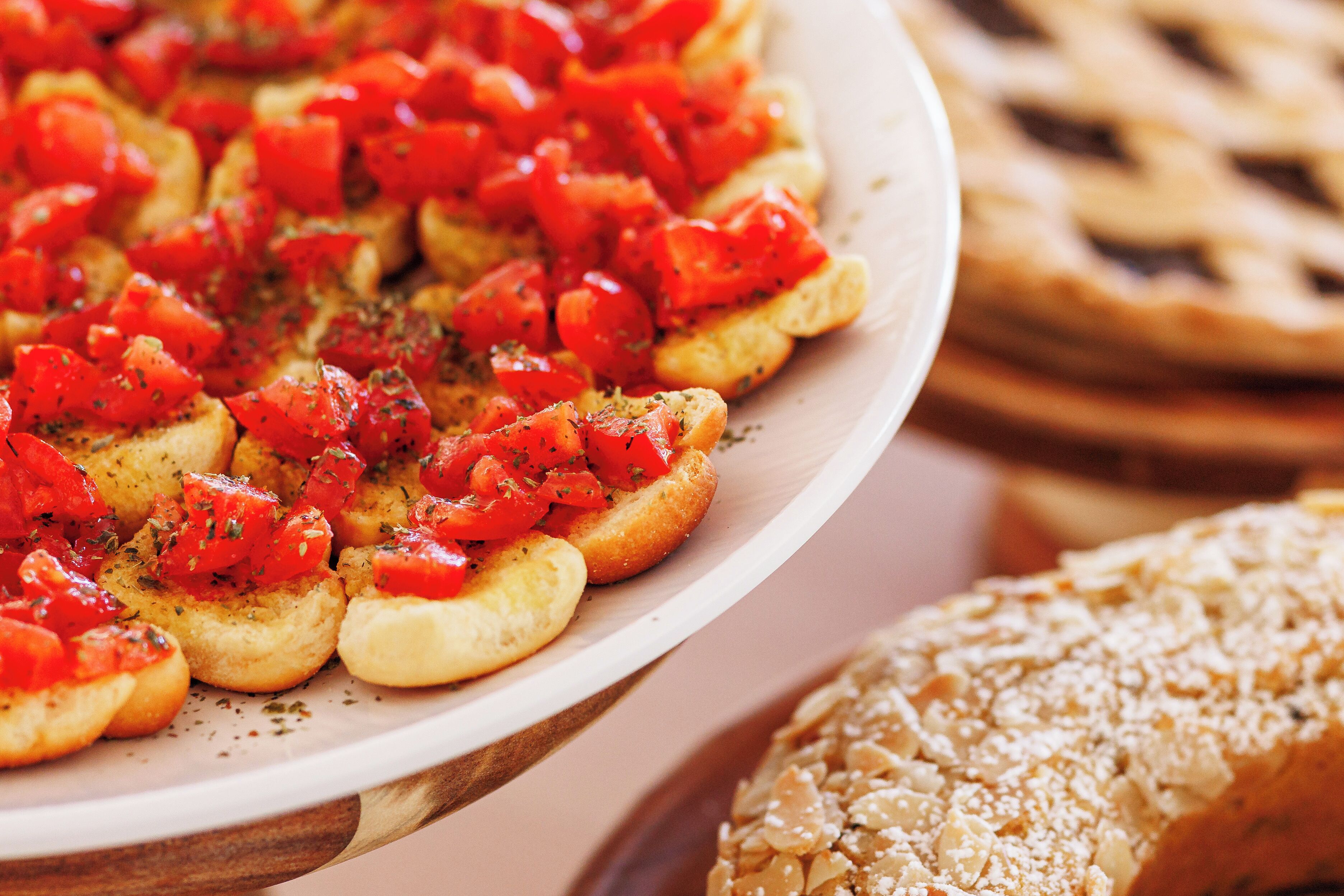 Een bord bruschetta belegd met tomaten en kruiden.