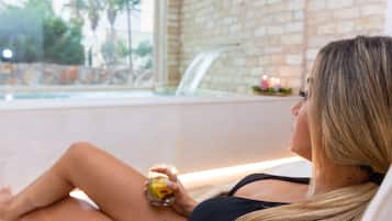 Plage à proximité, sable blanc, parasols, bar de plage