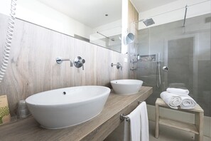 Suite, 1 Schlafzimmer, Kochnische, Erdgeschoss | Badezimmer | Regendusche, kostenlose Toilettenartikel, Haartrockner, Bidet