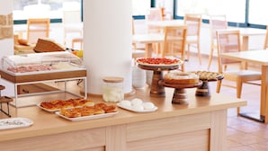 Ein Buffet mit verschiedenen Speisen, eine Glastheke und eine große Säule.