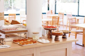Buffet déjeuner gratuit tous les jours