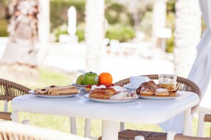 Free daily buffet breakfast  - Masseria Tenuta Specolizzi (Salve)