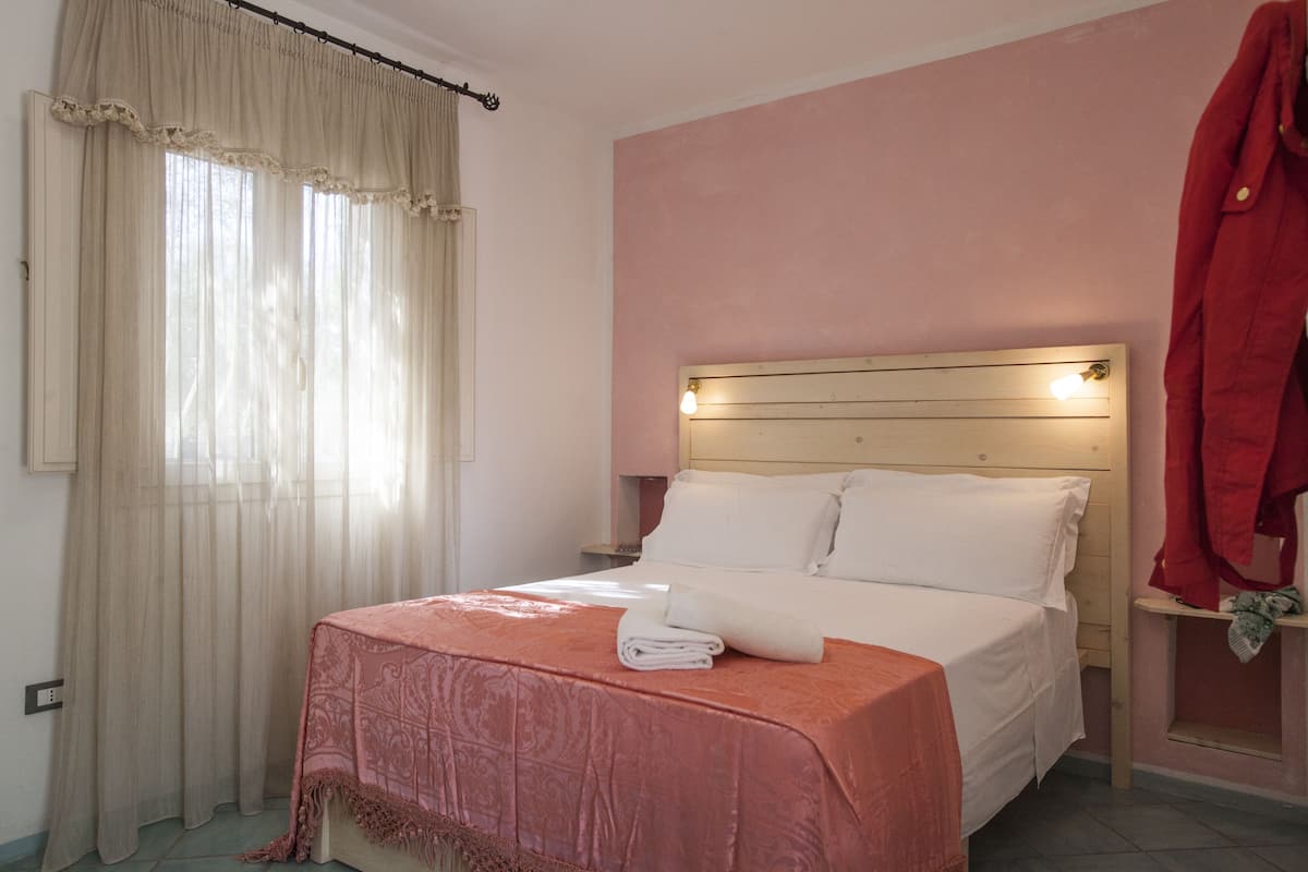 Kamer, bijgebouw (Trullo) | 1 slaapkamer, Italiaanse Frette-lakens, luxe beddengoed, een minibar