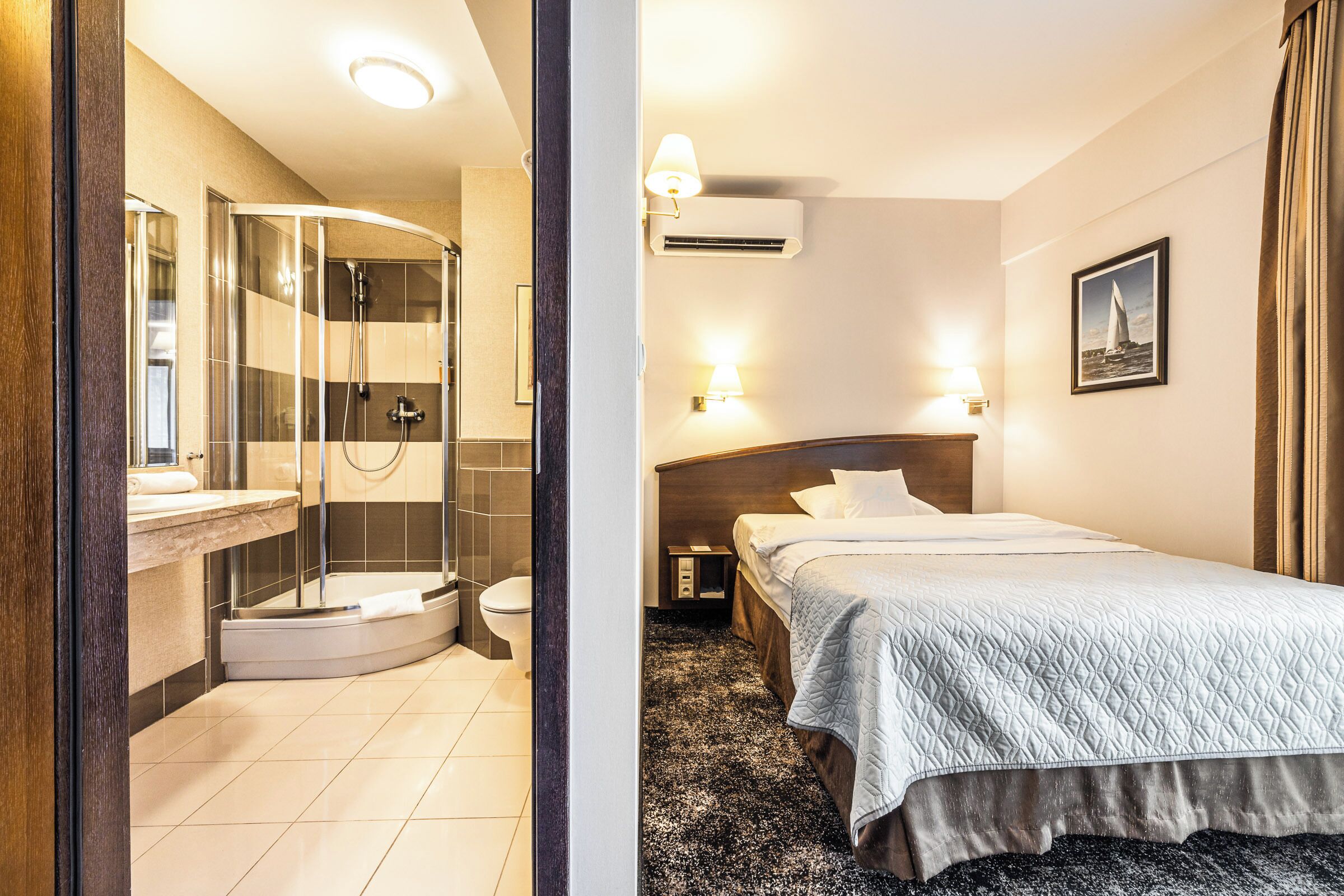 single room | 1 bedroom, in-room safe, desk, laptop workspace