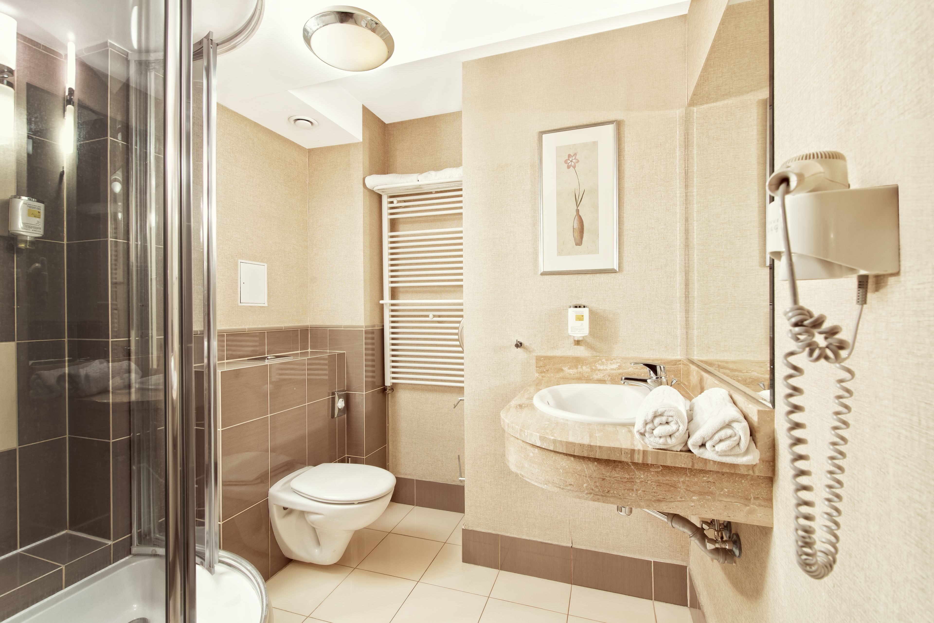 shower, free toiletries, bathrobes, towels