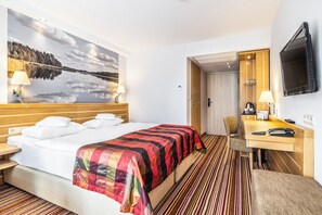 Chambre avec lits jumeaux, vue lac | Coffres-forts dans les chambres, bureau