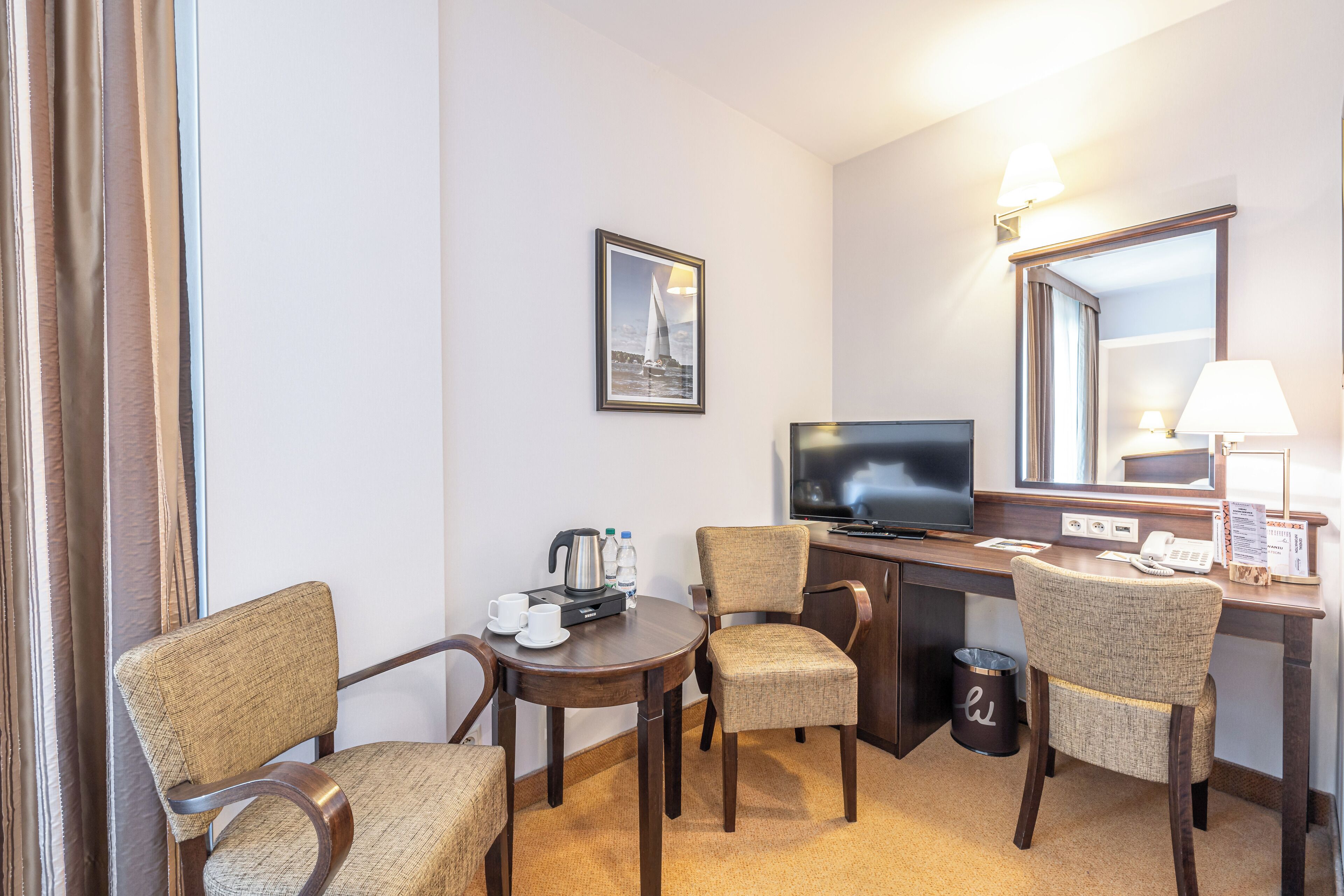 twin room | 1 bedroom, in-room safe, desk, laptop workspace