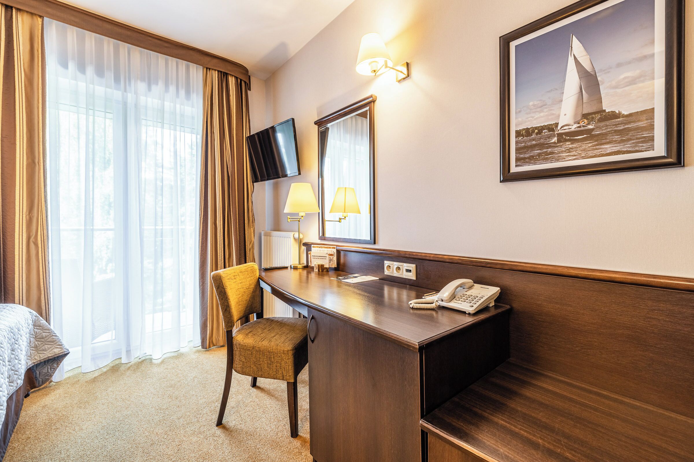 single room | 1 bedroom, in-room safe, desk, laptop workspace