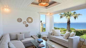 Vila, 6 quartos, piscina particular, de frente para a praia (Agia Thalassa) | Sala de estar | TV de tela plana, DVD player