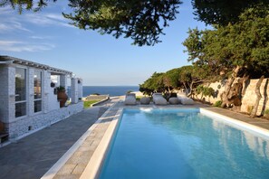 Outdoor pool, pool loungers - Amalgam Homes Paros Beachfront Villa (Paros)