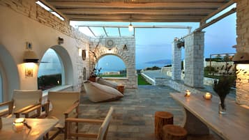 Vila, 6 quartos, piscina particular, de frente para a praia (Agia Thalassa) | Área de estar | TV de tela plana, DVD player