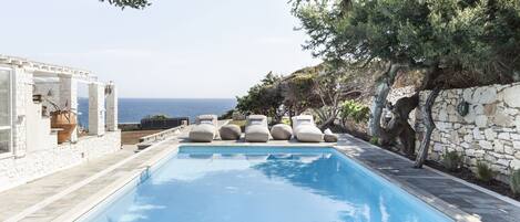 Außenpool, Liegestühle