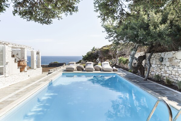 Outdoor pool, pool loungers - Amalgam Homes Paros Beachfront Villa (Paros)