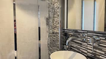Habitación individual económica | Baño | Regadera, regadera tipo lluvia, amenidades de baño gratuitas