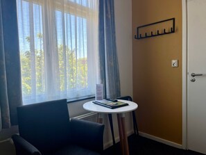 Economy Single Room | In-room safe, desk, laptop workspace, blackout curtains - Hotel Oepkes (West-Terschelling)