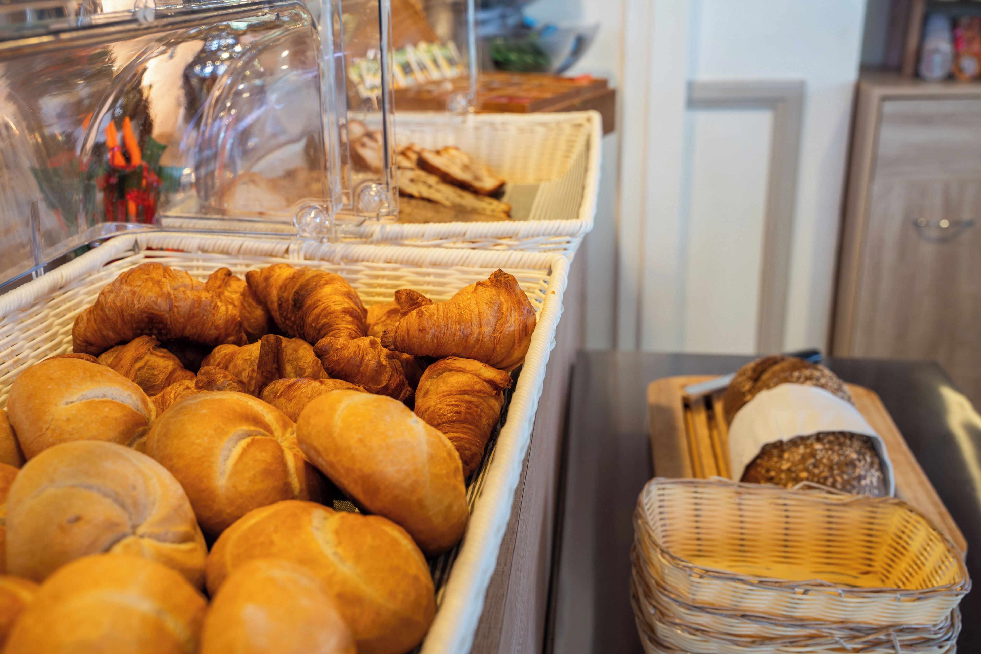 Mostrador de panadería con diversas opciones de productos horneados.