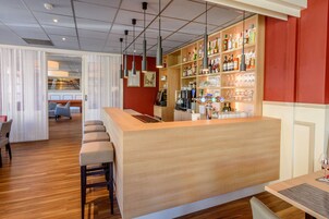 Serve café da manhã e almoço 