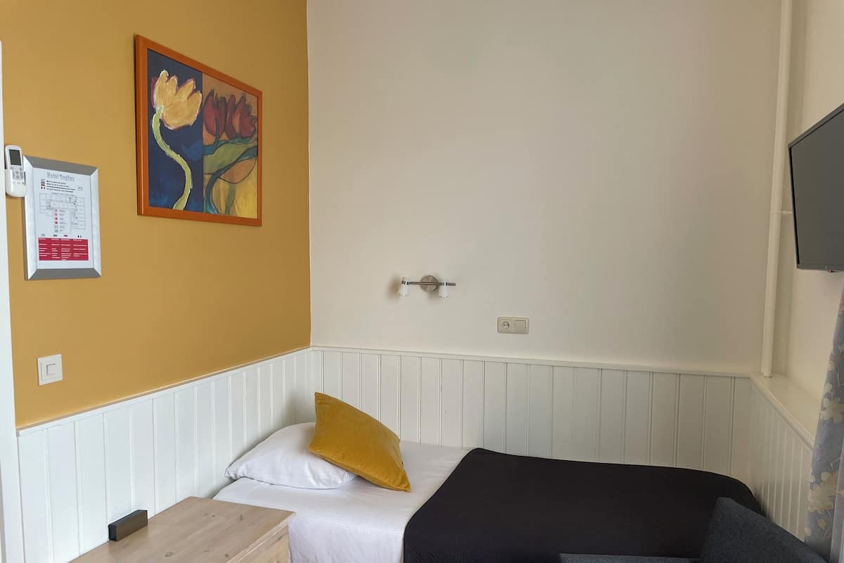 Economy eenpersoonskamer | Een kluis op de kamer, een bureau, een laptopwerkplek