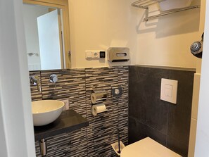 Economy Single Room | Bathroom | Shower, rainfall showerhead, free toiletries, hair dryer - Hotel Oepkes (West-Terschelling)