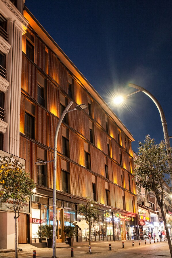 Vista frontal de la propiedad por la tarde o noche