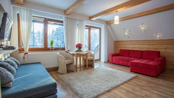 Apartemen, balkon (201364740) | Area keluarga | TV LED