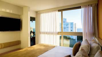 Habitación senior | Ropa de cama de alta calidad y minibar
