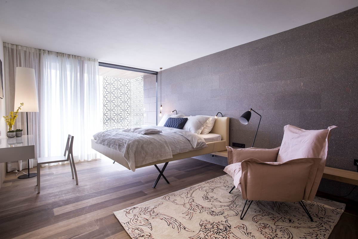 Suite Confort, balcón | Minibar, caja de seguridad en la habitación y muebles diferentes
